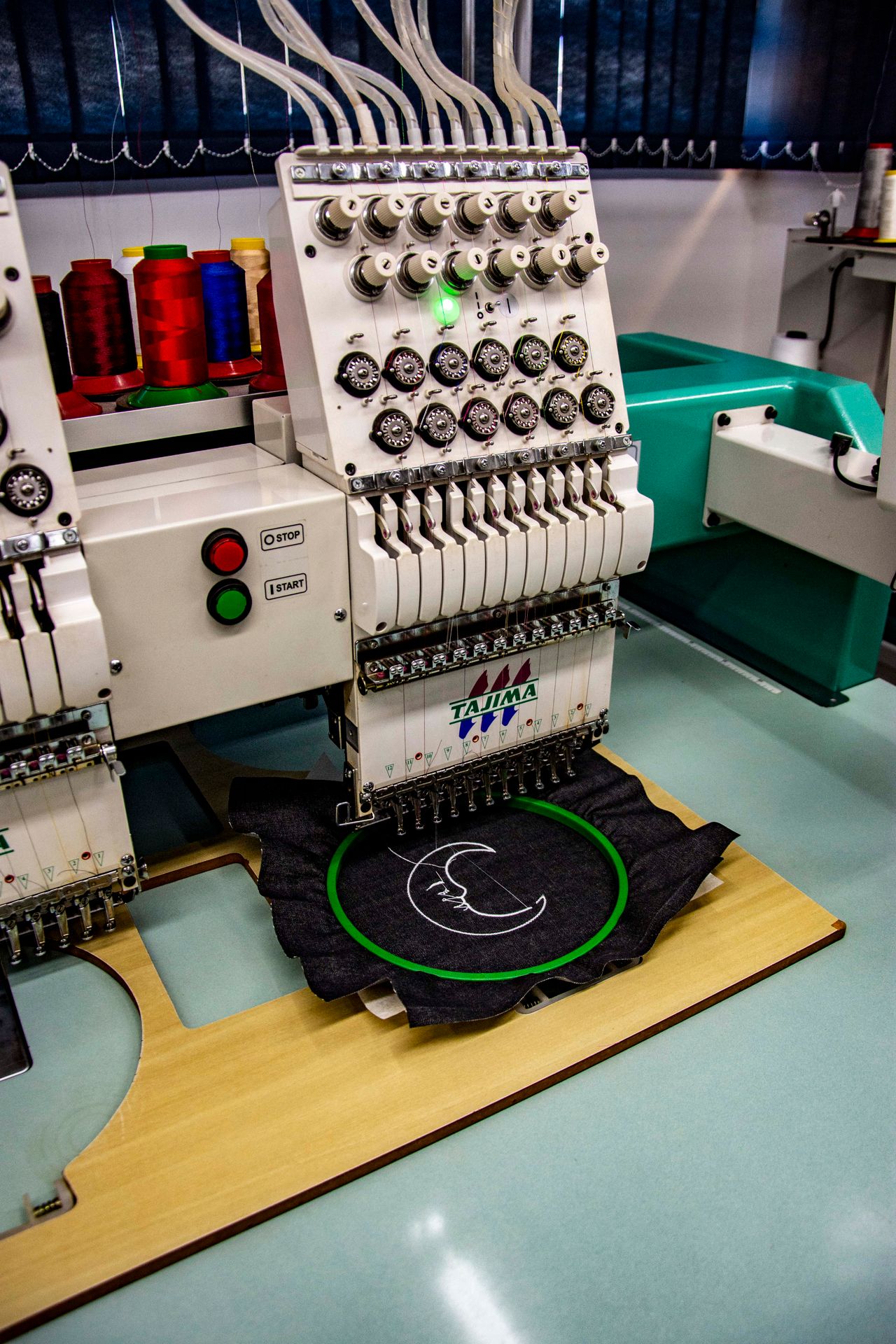 Borduurmachine borduurt een motief op een opgespannen shirt