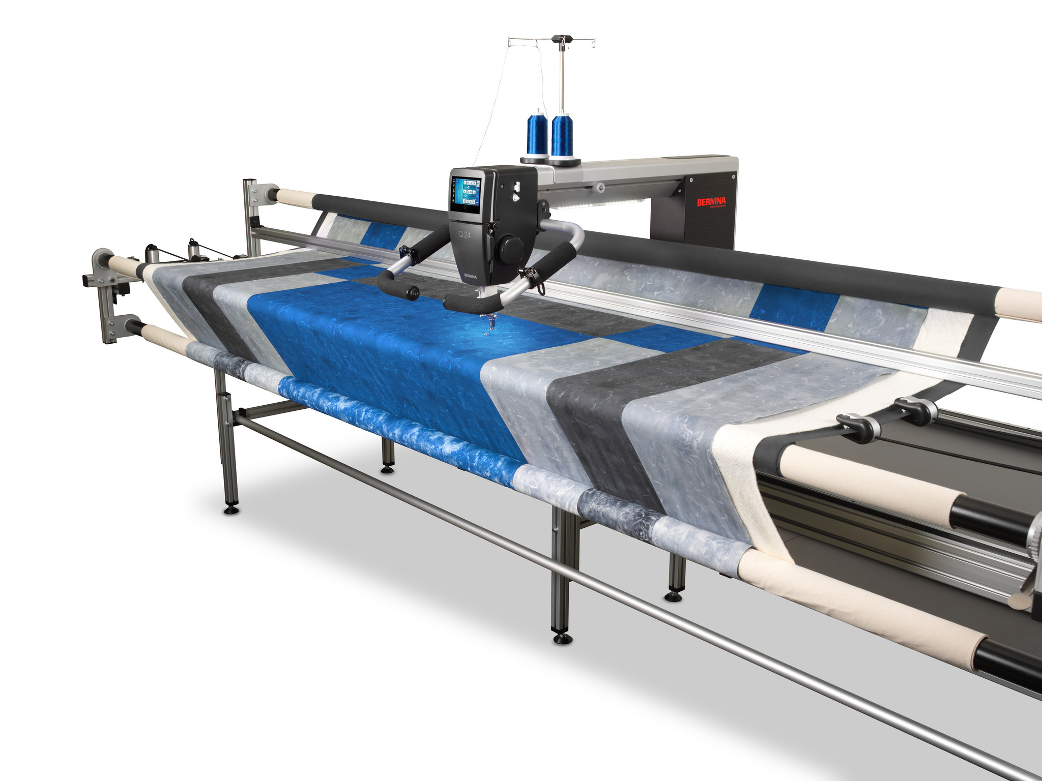 Langarm-quiltmachine op een quiltframe met opgespannen quilt